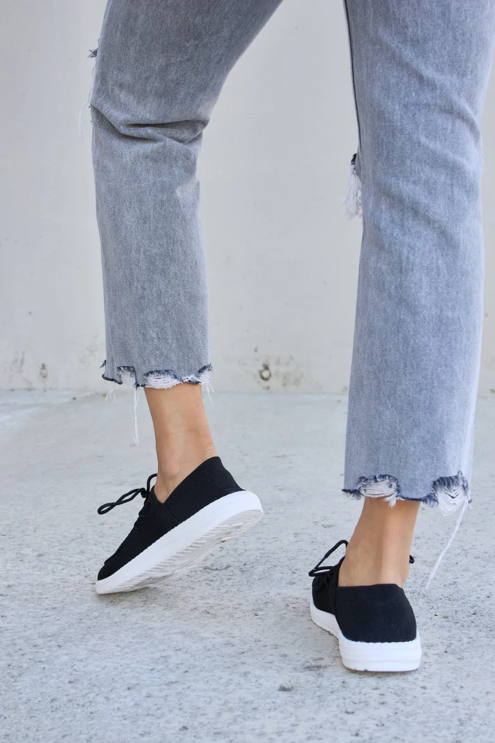 Forever Link Flat Round Toe Lace-Up Black Low Top Lightweight Comfy Sneakers