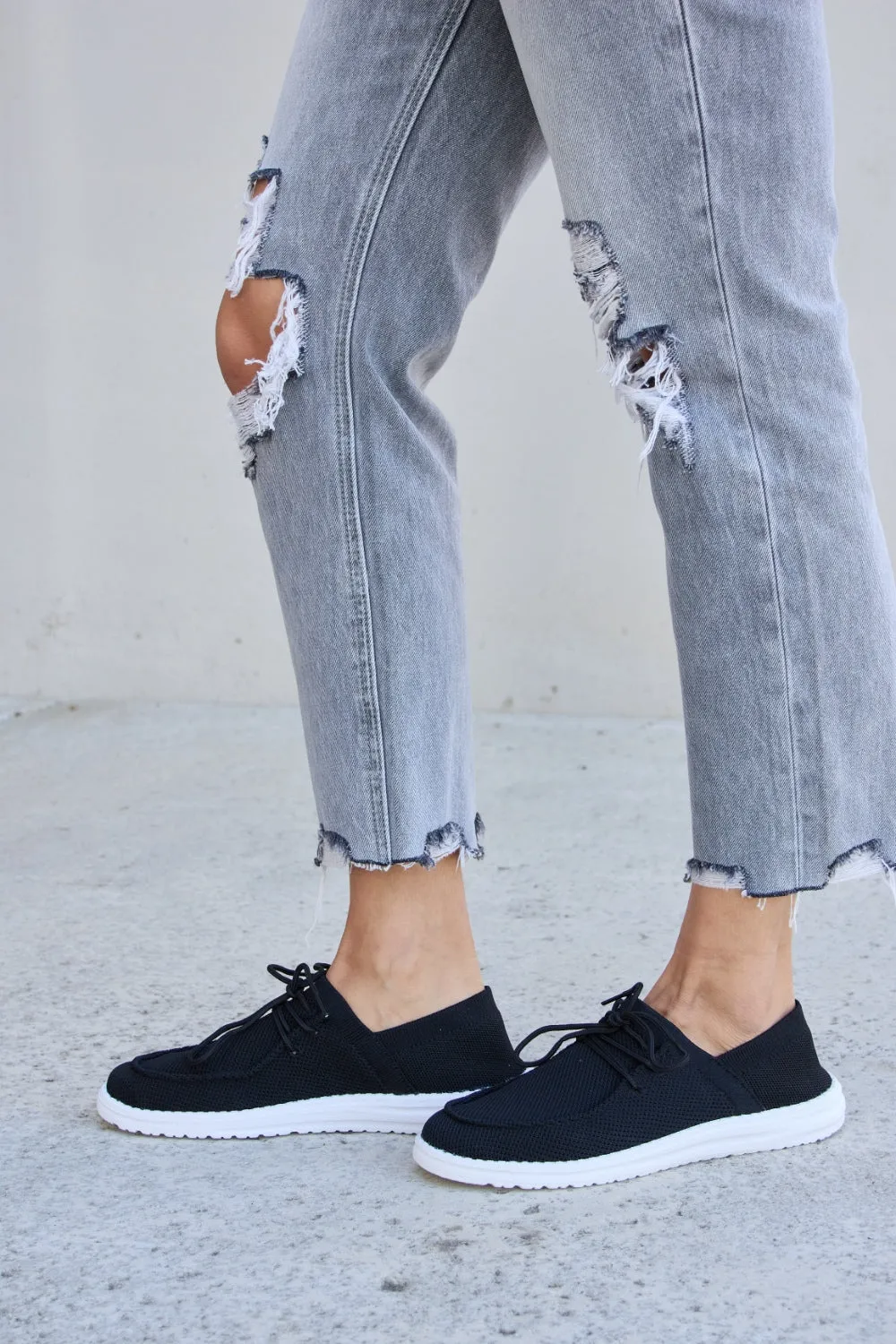 Forever Link Flat Round Toe Lace-Up Black Low Top Lightweight Comfy Sneakers