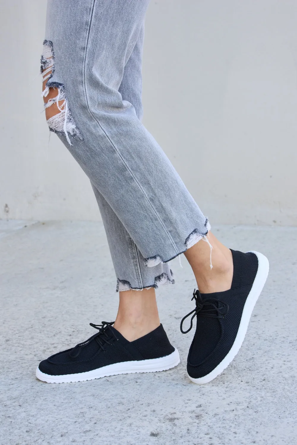 Forever Link Flat Round Toe Lace-Up Black Low Top Lightweight Comfy Sneakers