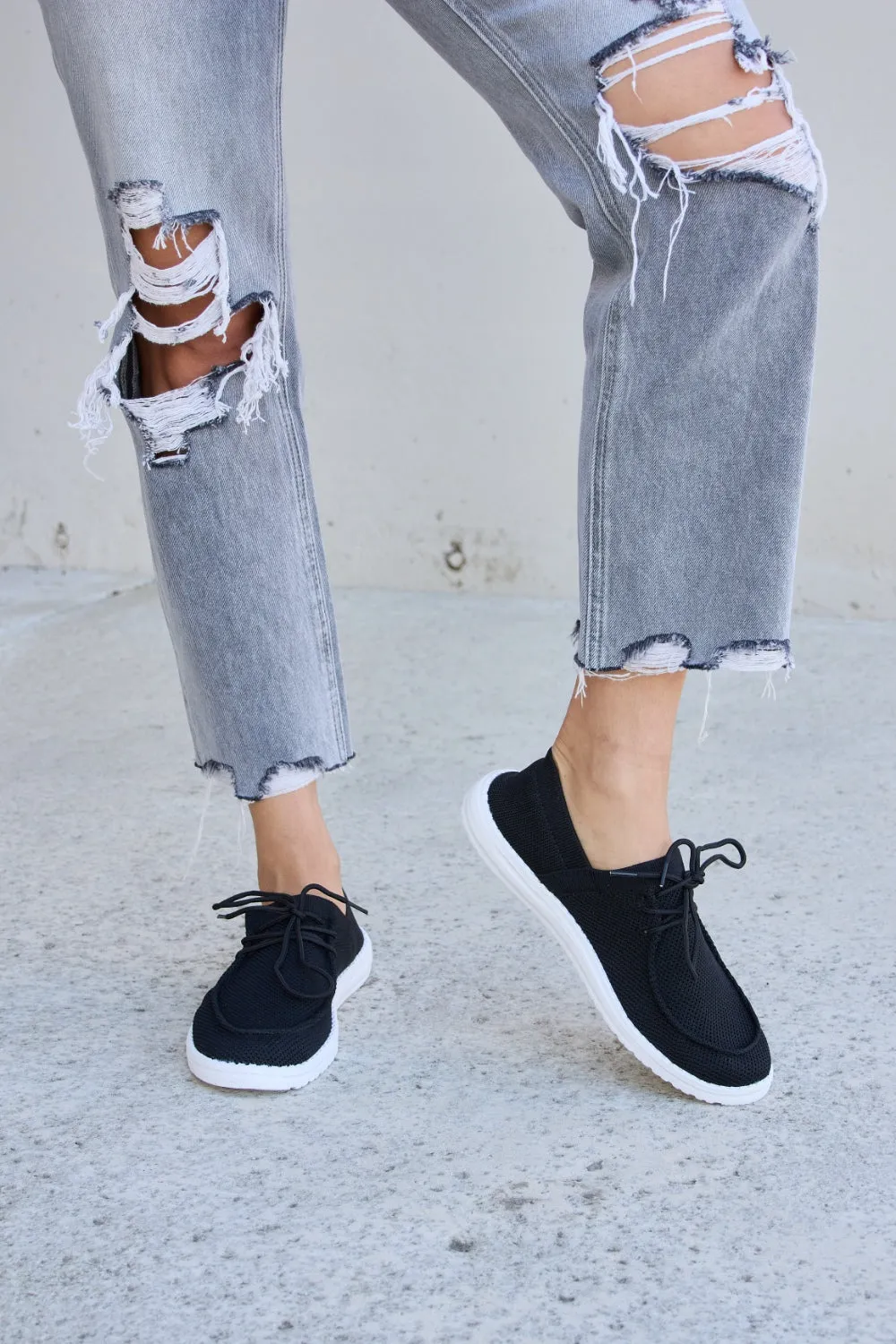 Forever Link Flat Round Toe Lace-Up Black Low Top Lightweight Comfy Sneakers
