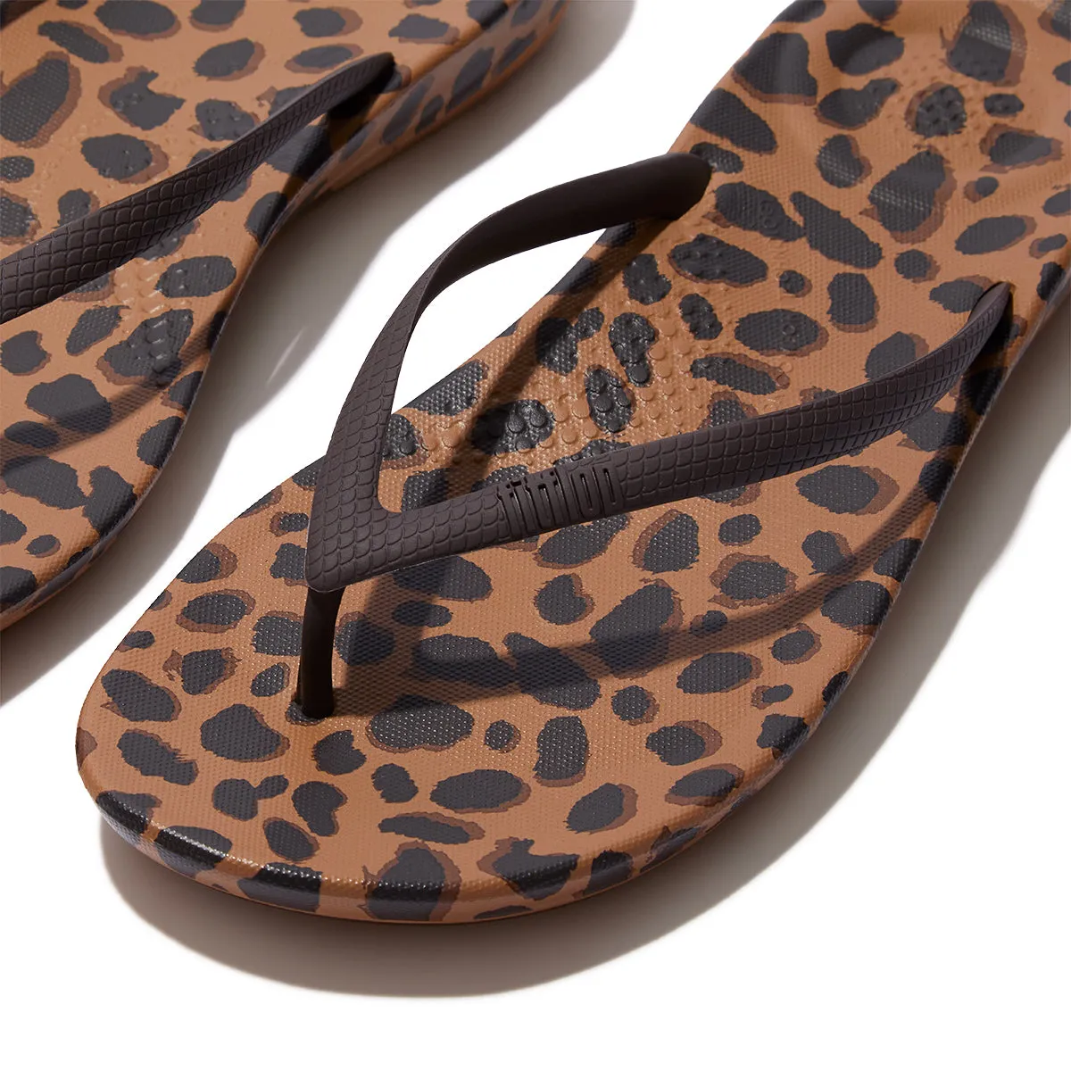 iQUSHION Leopard-Print Ergonomic Flip-Flops