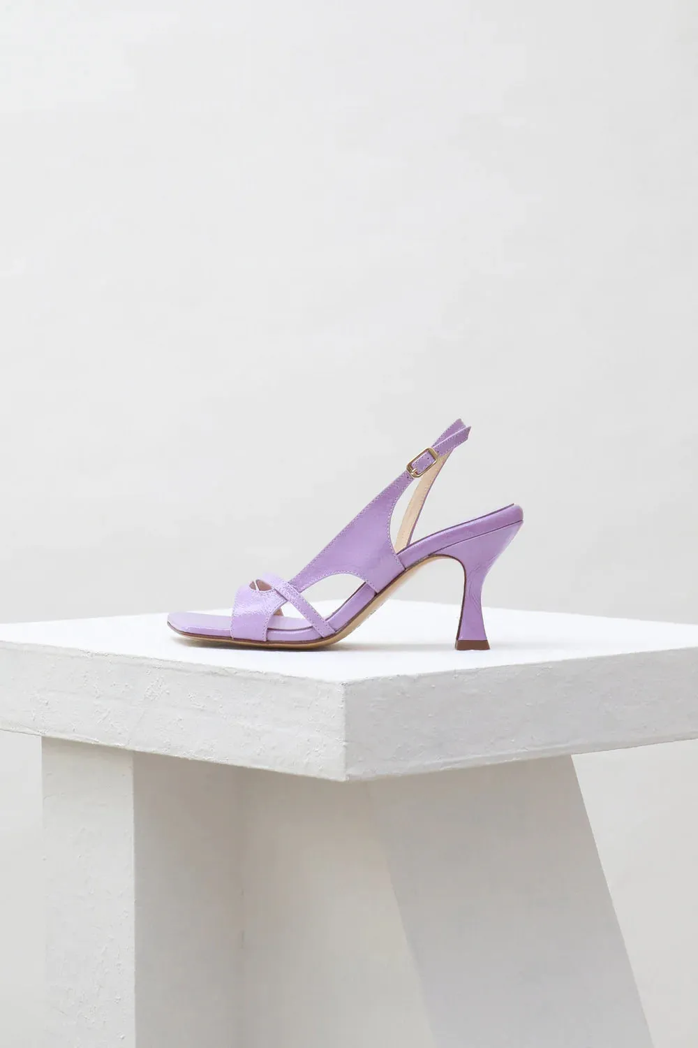 Souliers Martinez - Algar Sandal: Lavanda Patent Leather