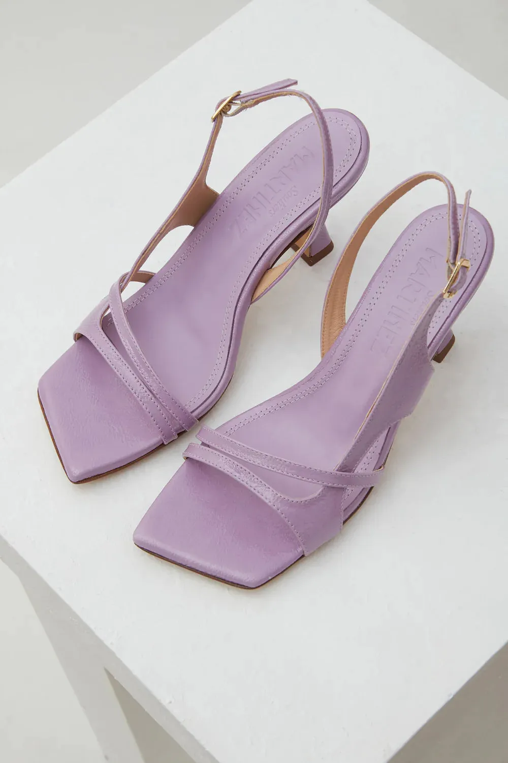 Souliers Martinez - Algar Sandal: Lavanda Patent Leather
